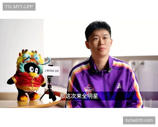覃海洋街头照，笑着拎着一个看着比我半年房租还贵的袋子