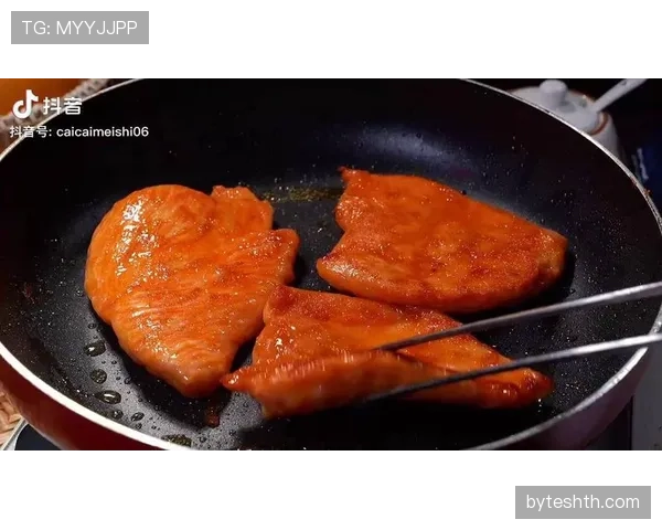 谌利军这训练强度,一天三练完还啃鸡胸肉,真不怕半夜饿醒? 谌利军这训练强度,一天三练完还啃鸡胸肉,真不怕半夜饿醒?